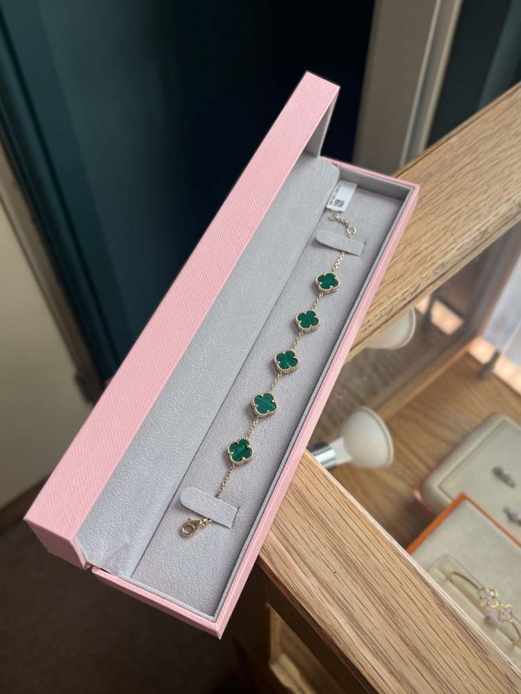 9ct Yellow Gold Five Clover Bracelet With Green Malachite