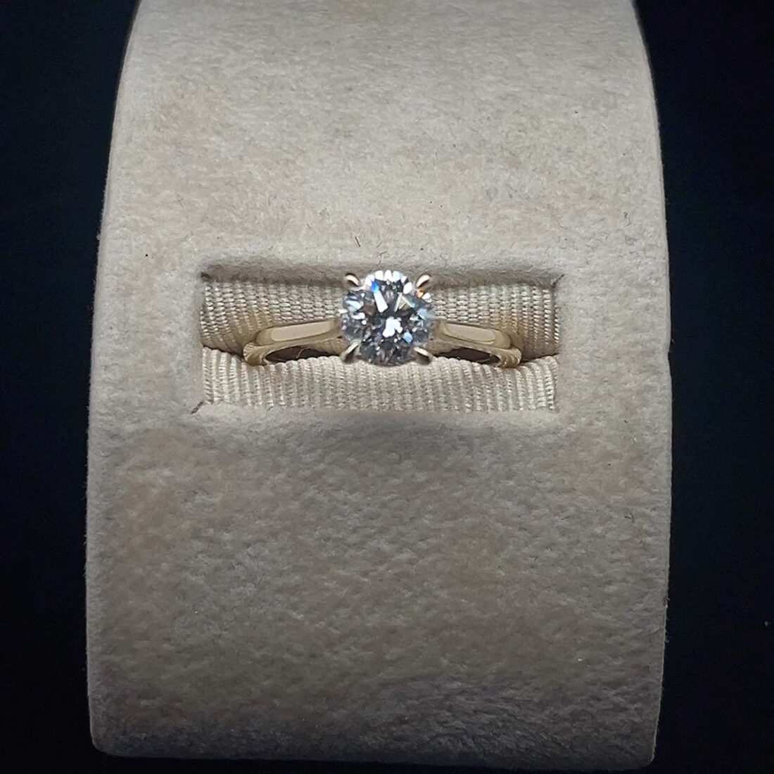 Solitaire Engagement Ring 18ct Yellow Gold With 1.06ct Brilliant Cut Round Cultured Diamond
