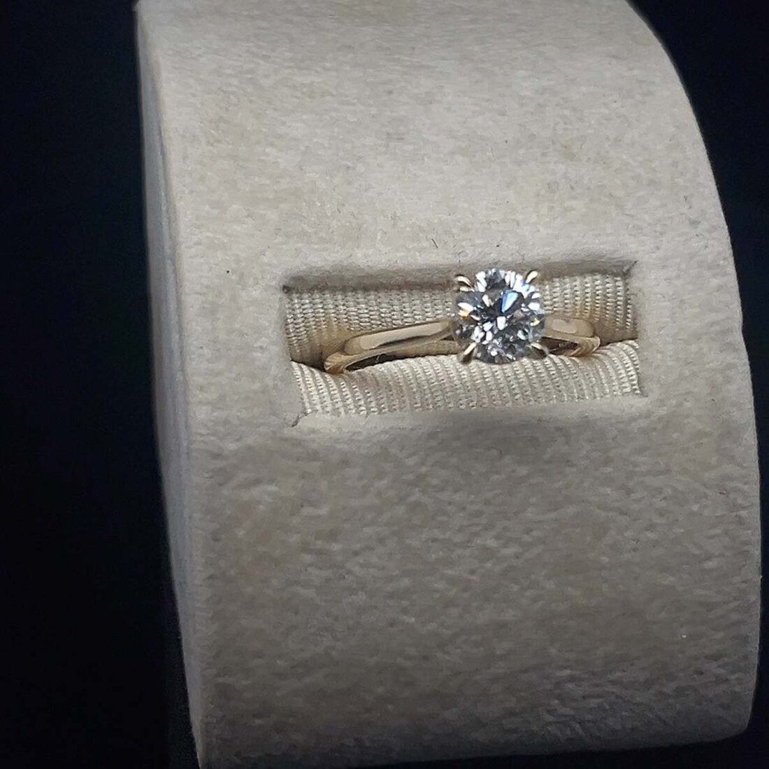 Solitaire Engagement Ring 18ct Yellow Gold With 1.06ct Brilliant Cut Round Cultured Diamond - Image 2