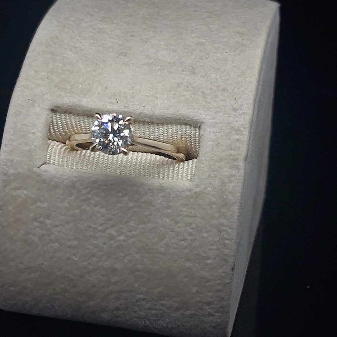 Solitaire Engagement Ring 18ct Yellow Gold With 1.06ct Brilliant Cut Round Cultured Diamond - Image 3